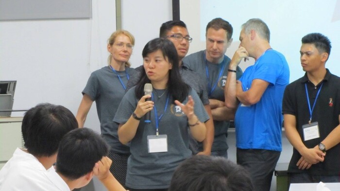 與國外大學師生進行學術交流活動圖片